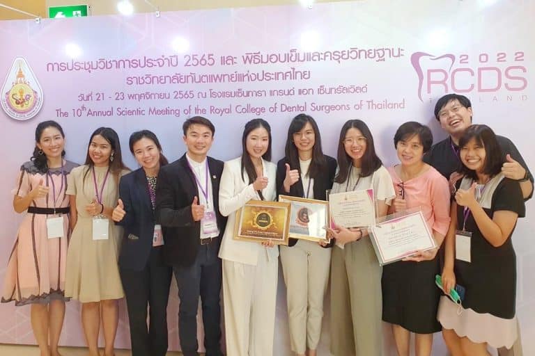 คณะทันตแพทยศาสตร์ จุฬาลงกรณ์มหาวิทยาลัย ขอแสดงความยินดี กับคณาจารย์ และนิสิตระดับบัณฑิตศึกษา ที่ได้รับรางวัล ในงานประชุมวิชาการประจำปี 2565 โดย ราชวิทยาลัยทันตแพทย์แห่งประเทศไทย