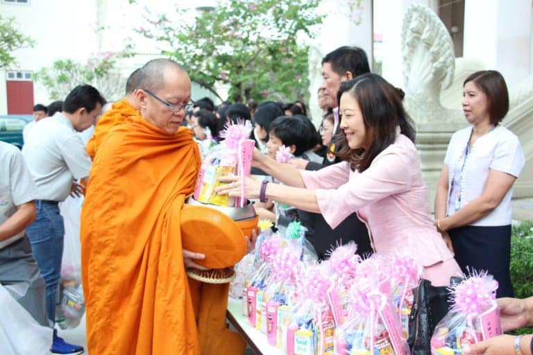 3 มกราคม 2562 : คณะทันตแพทยศาสตร์ จุฬาฯ ร่วมทำบุญตักบาตร เนื่องในโอกาสวันสถาปนาคณะอักษรศาสตร์ จุฬาฯ