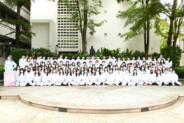 5 สิงหาคม 2565 : คณะทันตแพทยศาสตร์ จุฬาฯ จัดพิธีมอบเสื้อกาวน์แก่นิสิตทันตแพทย์ ประจำปีการศึกษา 2565