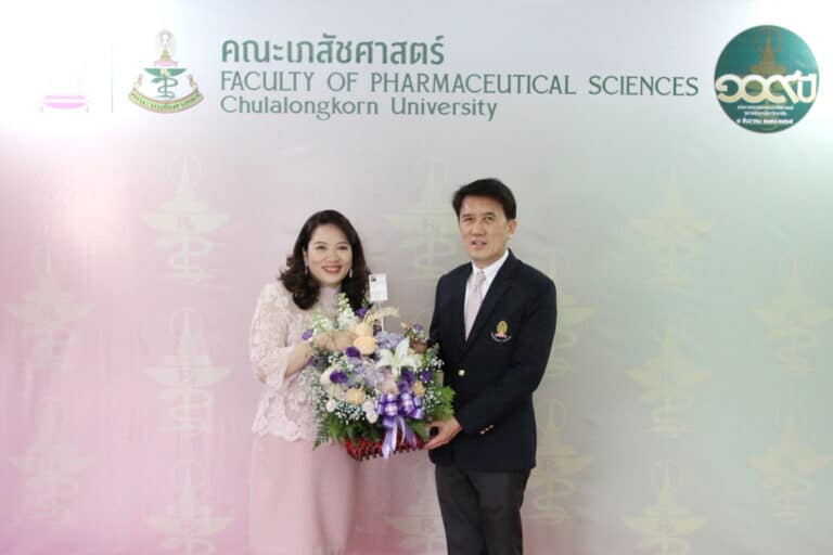 ศาสตราจารย์ ทันตแพทย์ ดร. พรชัย จันศิษย์ยานนท์ คณบดี คณะทันตแพทยศาสตร์ จุฬาฯ มอบกระเช้าดอกไม้แสดงความยินดี เนื่องในโอกาสวันคล้ายวันสถาปนา คณะเภสัชศาสตร์ จุฬาฯ ครบรอบ 109 ปี