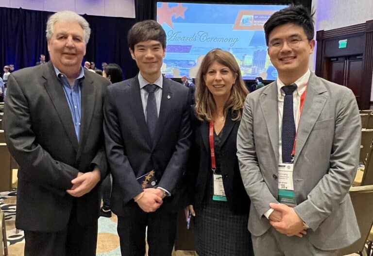 ขอแสดงความยินดีกับ อ.ทพ.กัณตภณ รัตนพฤกษ์สกุล อาจารย์ประจำภาควิชาปริทันตวิทยา ที่ได้รับรางวัลชนะเลิศรางวัลที่ 1 จากการประกวดรางวัล “Balint Orban Memorial” ในการประกวดงานวิจัยสำหรับ Post-graduate student