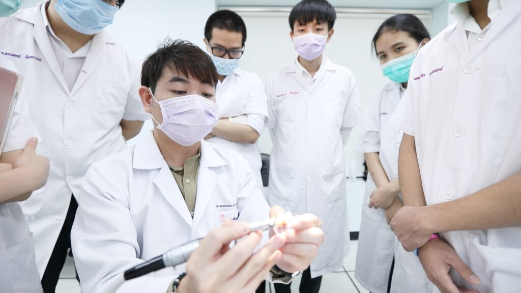 ภาพการเรียนการสอนและอุปกรณ์ 124 คณะทันตแพทยศาสตร์ จุฬาลงกรณ์มหาวิทยาลัย