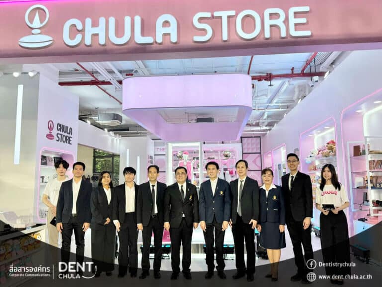 Professor Wilert Puriwat, President of Chulalongkorn University, presided over the Grand Opening of CHULA STORE, accompanied by Professor Pornchai Jansisyanont and Dr. Kannika Chinprasithchai, who showcased “Chula Dent,” a line of research-driven oral healthcare innovations developed by the Faculty.